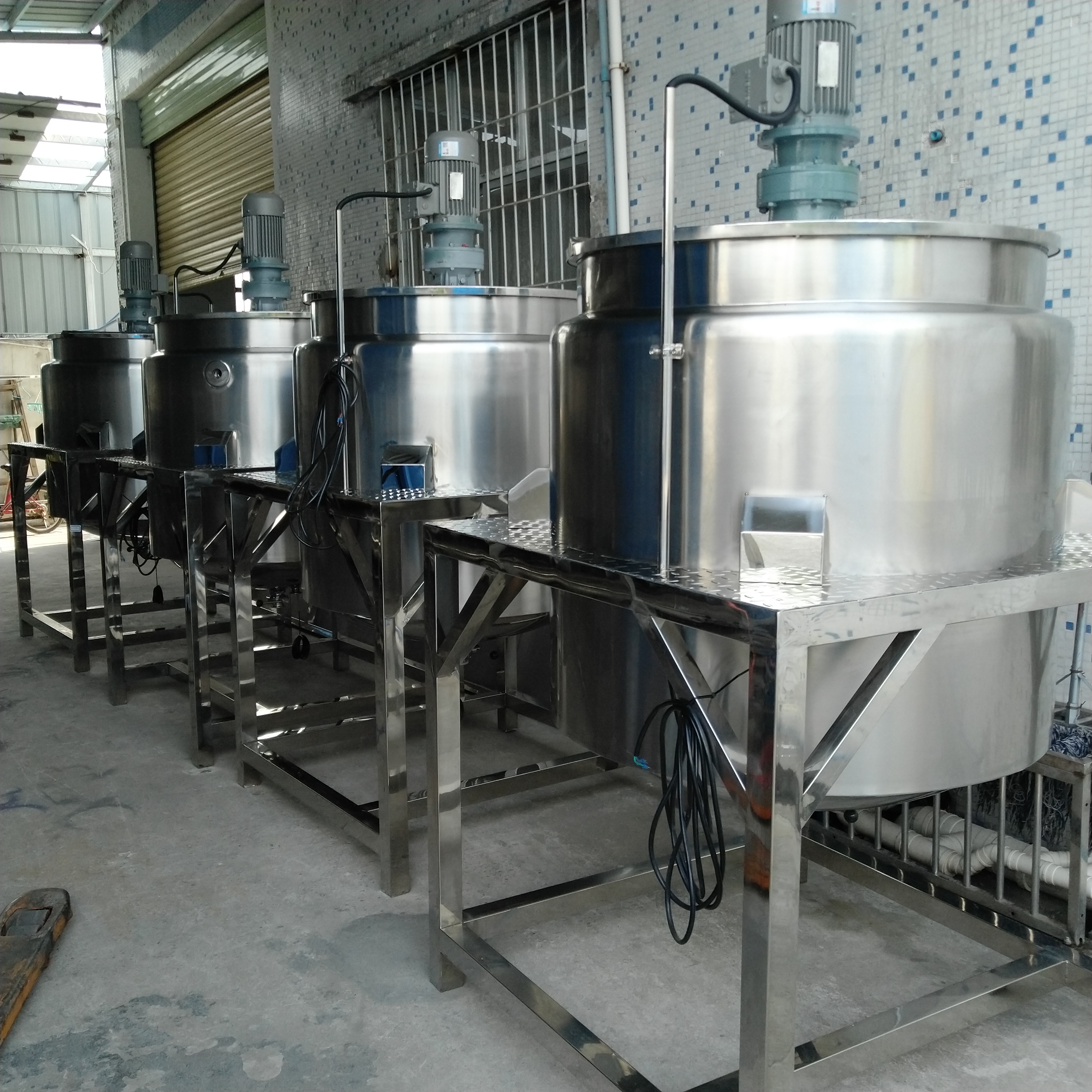 Vacuum emulsifying mixer